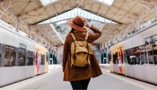 Poids du tourisme dans l'économie - Jeune femme dans une gare
