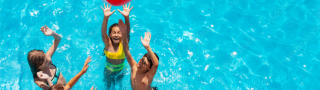 Enfants dans une piscine