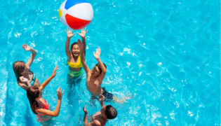 Enfants dan une piscine